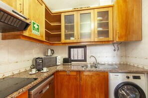 Micro-ondes, lave-vaisselle, cafetière/bouilloire