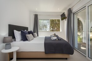 6 bedrooms, cribs/infant beds, rollaway beds, bed sheets