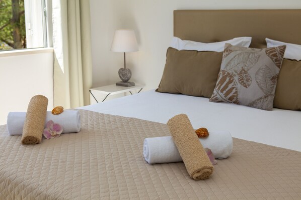 6 Schlafzimmer, Babybetten, Zustellbetten, Bettwäsche