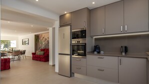 Coffee/tea maker, microwave, dishwasher, cookware/dishes/utensils - Villa Vista Mare (Albufeira)