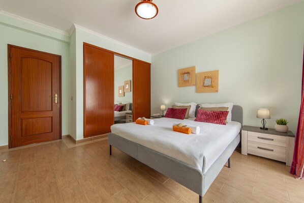 4 quartos, berços (sobretaxa), roupa de cama