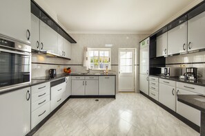 Microwave, dishwasher, coffee/tea maker, cookware/dishes/utensils