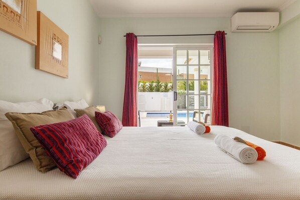 4 bedrooms, cribs/infant beds, bed sheets