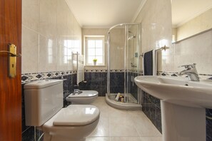 Buồng tắm vòi sen, khăn tắm 