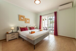 4 bedrooms, cots/infant beds, bed sheets