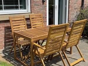 Outdoor dining - Dog & Family Friendly Ground Floor Apartment, 10 mins walk to beach (Primrose Valley)
