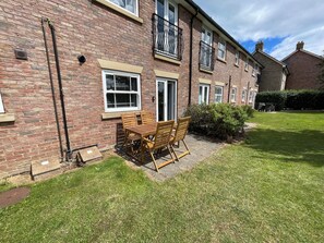 Outdoor dining - Dog & Family Friendly Ground Floor Apartment, 10 mins walk to beach (Primrose Valley)
