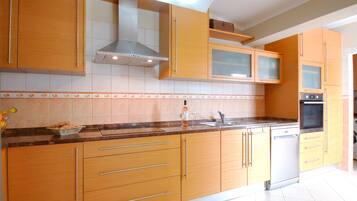 Mikrowelle, Geschirrspüler, Wasserkocher mit Kaffee-/Teezubehör