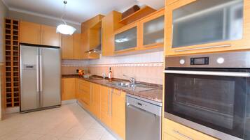 Microwave, dishwasher, coffee/tea maker, cookware/dishes/utensils