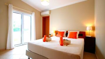 3 bedrooms, cribs/infant beds, bed sheets