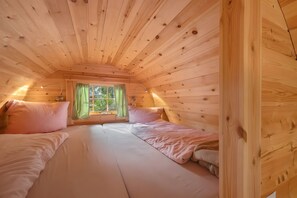 1 bedroom, WiFi, bed sheets - Glamping “The Barrel De Olle Uhlhoff” with Shared Terrace, Garden & Wi-Fi (Barlt)