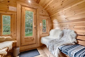 Interior - Glamping “The Barrel De Olle Uhlhoff” with Shared Terrace, Garden & Wi-Fi (Barlt)