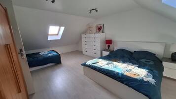 3 bedrooms, iron/ironing board, WiFi, bed sheets