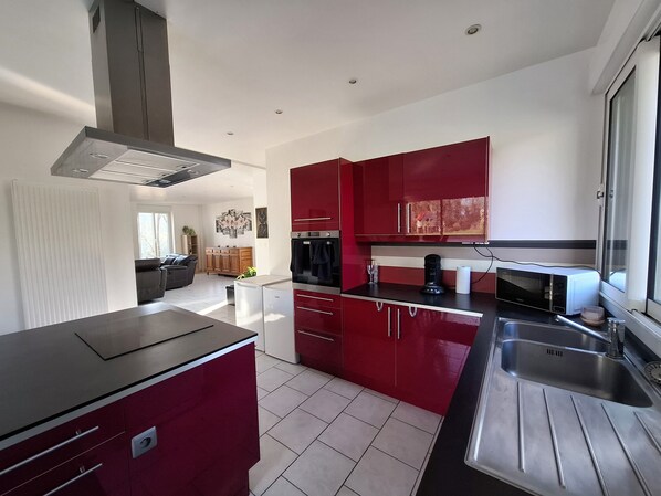 Fridge, microwave, oven, stovetop - Maison de Guise, pets welcome (Guise)