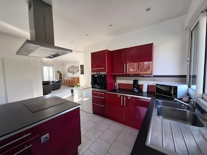 Geladeira, micro-ondas, fogão, cooktop