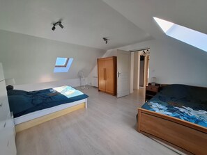 3 bedrooms, iron/ironing board, free WiFi, bed sheets