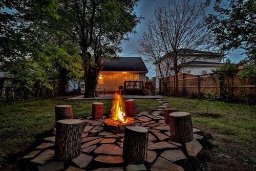 Cozy 3BD Retreat w/Fire Pit & Porch Swing, Near DT