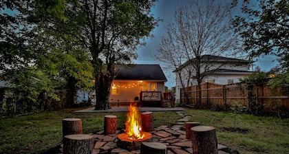 Cozy 3BD Retreat w/Fire Pit & Porch Swing, Near DT