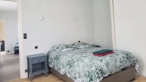 A bedroom with a bed, bedside tables, a wardrobe, and a red pendant light. - La petite Chamarande, peaceful cottage with river view, close to Tours & Amboise (Montlouis-sur-Loire)