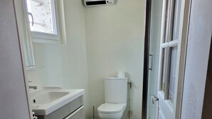 A bathroom with a toilet, sink, and a window. - La petite Chamarande, peaceful cottage with river view, close to Tours & Amboise (Montlouis-sur-Loire)
