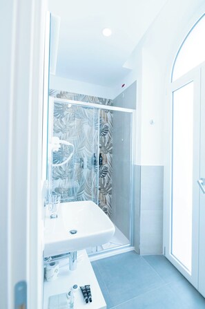 Family Quadruple Room | Bathroom | Shower, hair dryer, slippers, towels - Imperium Suite Trevi (Rome)