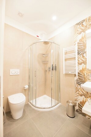 Buồng tắm vòi sen, máy sấy tóc, dép đi trong nhà, khăn tắm 
