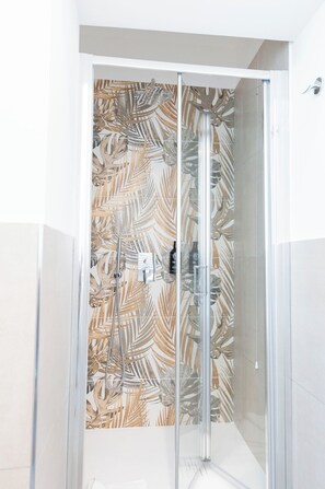 Singola Standard | Bagno | Doccia, asciugacapelli, pantofole, asciugamani