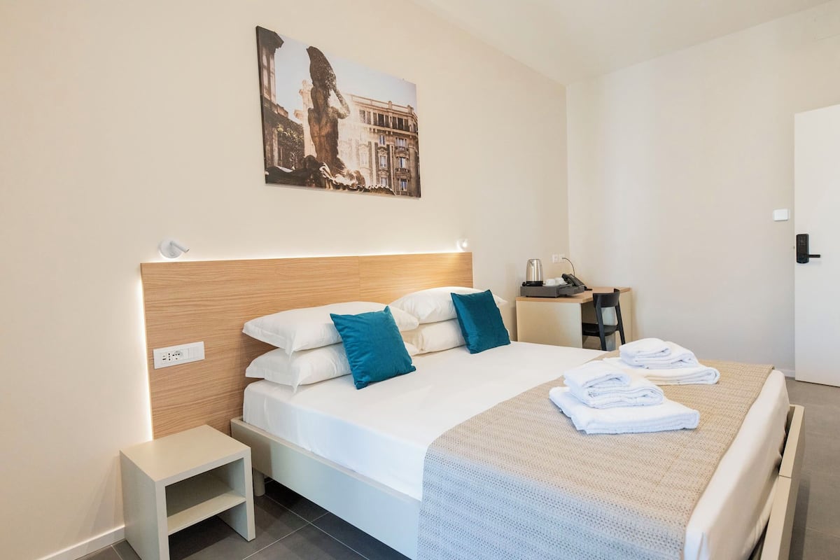 Chambre supérieure double ou avec lits jumeaux, vue sur la cour intérieure | Coffre-fort, bureau, accès au Wi-Fi (inclus)