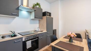 Køleskab, mikrobølgeovn, ovn, kogeplade