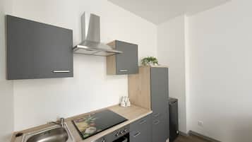 Een koelkast, een magnetron, een oven, een kookplaat