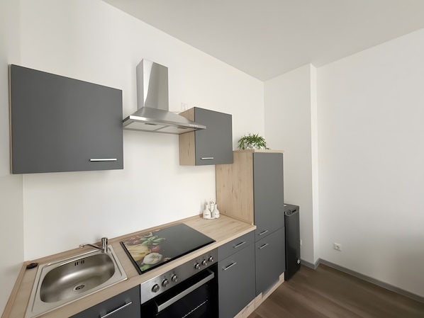 Geladeira, micro-ondas, fogão, cooktop