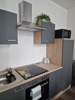 冰箱、微波炉、烤箱、炉灶