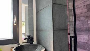 Douche, sĂšche-cheveux, serviettes fournies, savon