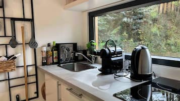 Kühlschrank, Mikrowelle, Herdplatte, Geschirrspüler