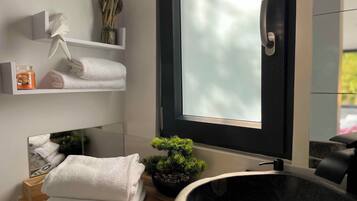 Een douche, een haardroger, handdoeken, zeep