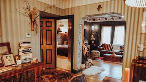 Un salon chaleureux avec une table basse en bois, un canapé et une bibliothèque.
