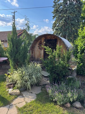 Property grounds - Boho Art cottage in hip Bay View, Milw neighborhood- 3bed, Sauna, Hot Tub (Milwaukee)