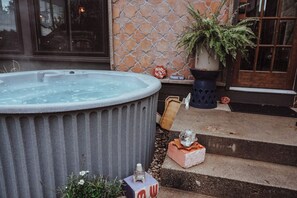 Exterior detail - Boho Art cottage in hip Bay View, Milw neighborhood- 3bed, Sauna, Hot Tub (Milwaukee)