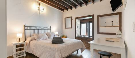 2 bedrooms, iron/ironing board, WiFi