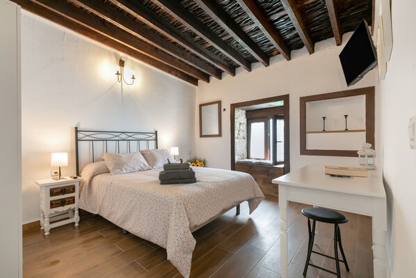 2 bedrooms, iron/ironing board, WiFi