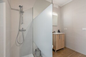 Shower, hair dryer, towels - Holidays 'El Hogar De Ireneo A' with sea views, private terrace and Wi-Fi (Güímar)