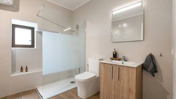 Een douche, een haardroger, handdoeken