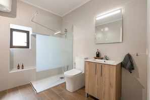 Bruser, hårtørrer, håndklæder