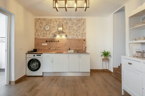 Jääkaappi, mikroaaltouuni, liesi, kahvin-/teenkeitin