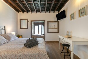2 bedrooms, iron/ironing board, WiFi