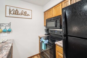 Frigorífico, microondas, horno y placa de cocina
