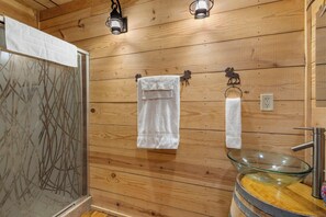 Dusj, hårføner og håndklær