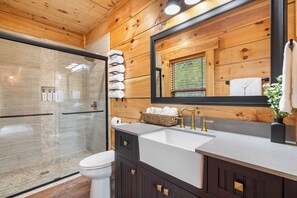 Douche, sèche-cheveux, serviettes fournies