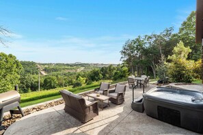 Outdoor dining - Buffalo Lodge – Stay for 8 (Branson)