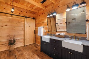 Shower, hair dryer, towels, shampoo - Antler Summit Trio – For 14 (Branson)